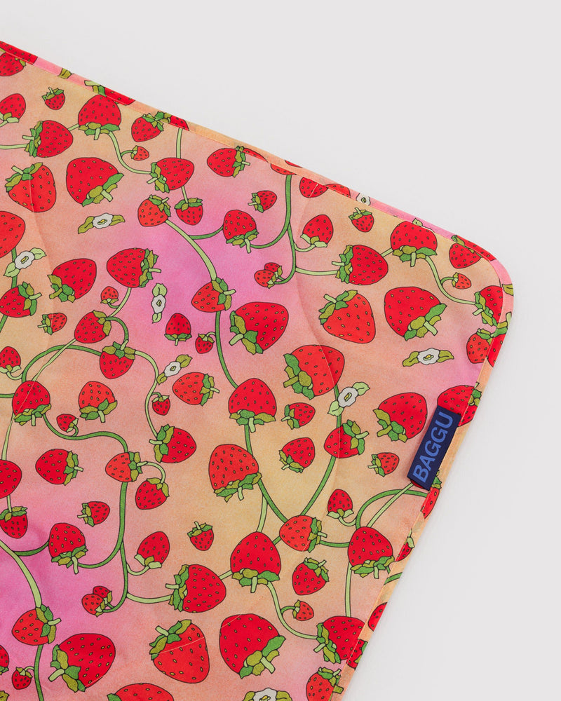 BAGGU  Puffy Picnic Blanket - Strawberry Blossom
