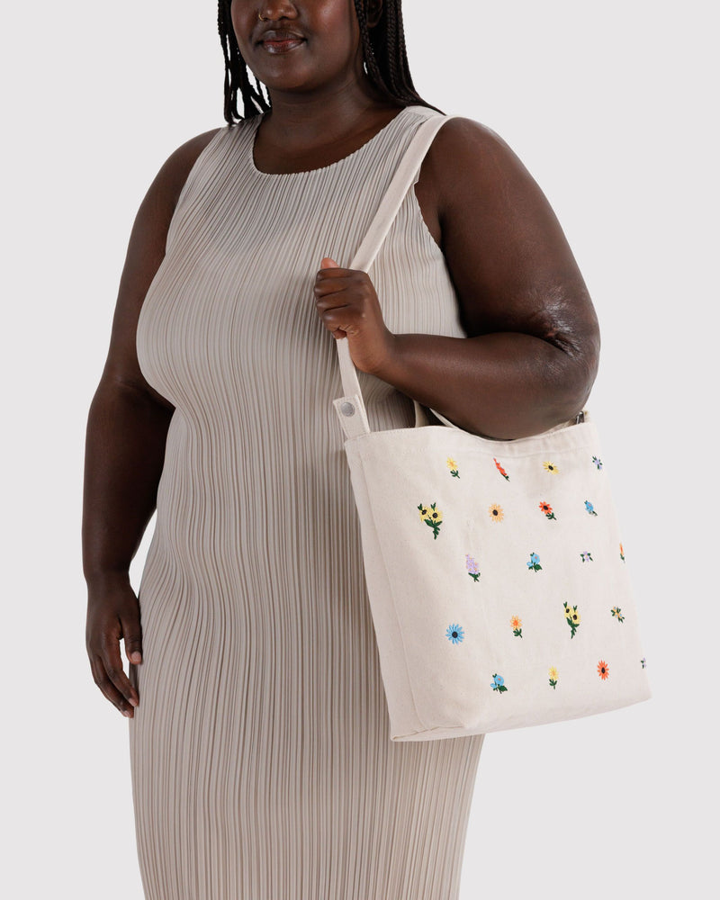 BAGGU  Horizontal Zip Duck Bag - Embroidered Ditsy Floral