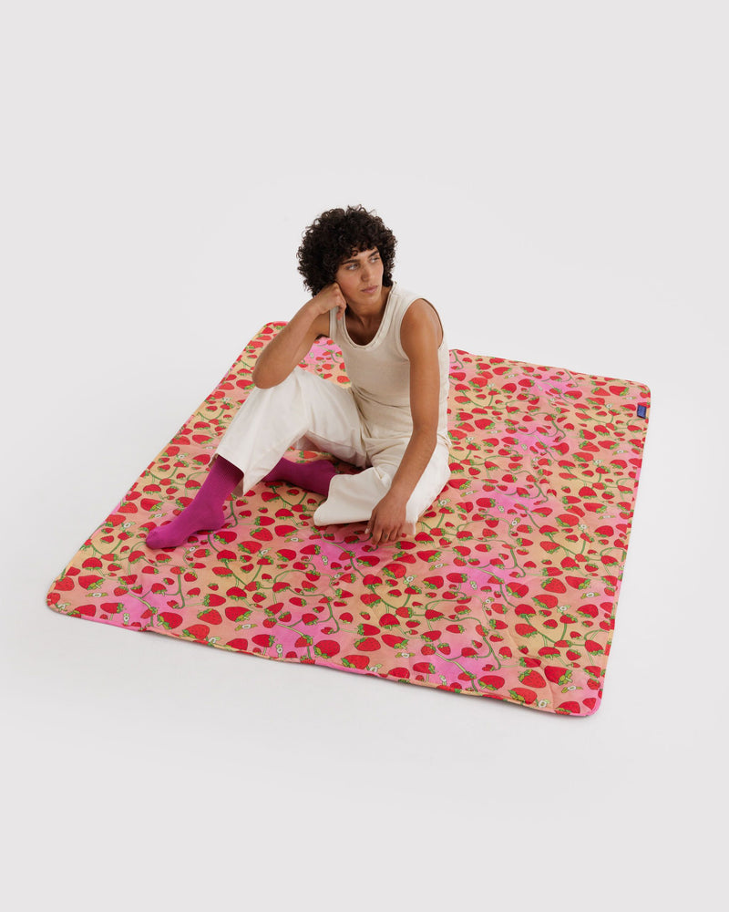 BAGGU  Puffy Picnic Blanket - Strawberry Blossom