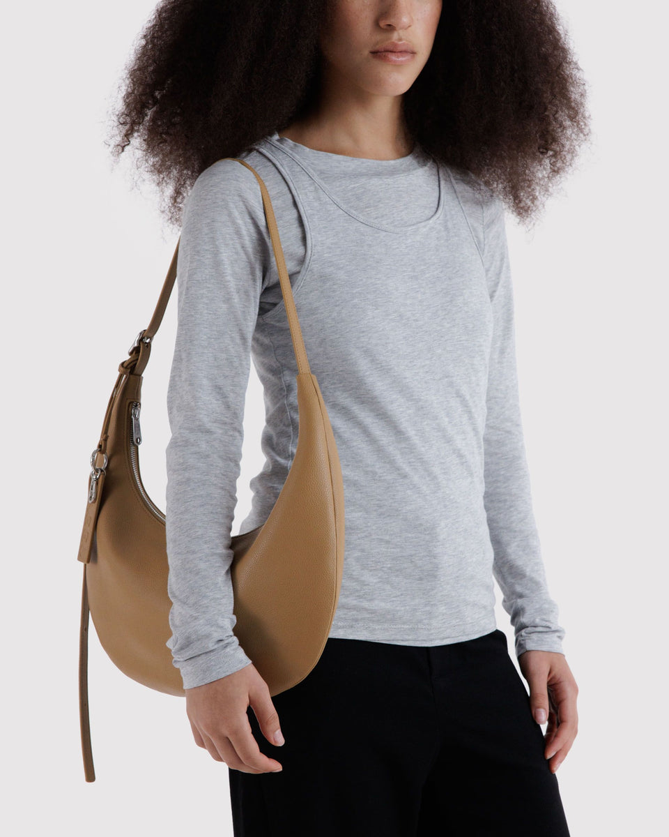 BAGGU Recycled Leather 2025 - Shipping Medium Recycled Leather Flat Crescent - Dune